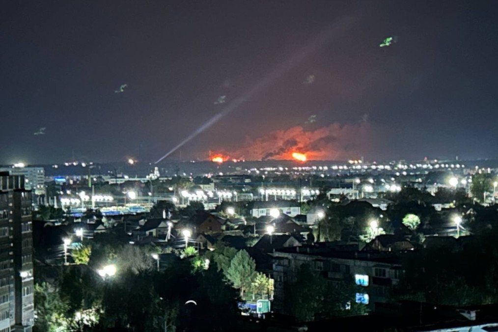 A massive fire glows over the cityscape following a Ukrainian drone strike on the Syzran Oil Refinery in Russia’s Samara region. (Source: OSINT channel Exilenova+)