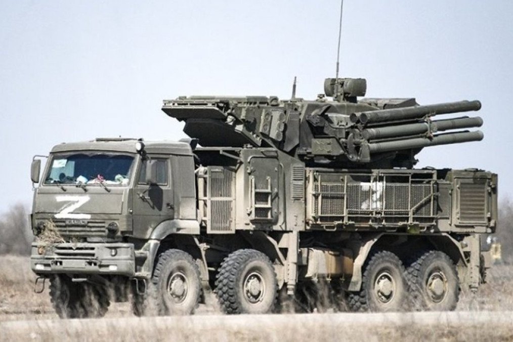 Sistema de defensa antiaérea ruso Pantsir-S1 en posición. Fotografía ilustrativa de un vehículo militar del sistema de misiles y artillería antiaérea de corto a medio alcance Pantsir-S1 operado por Rusia.