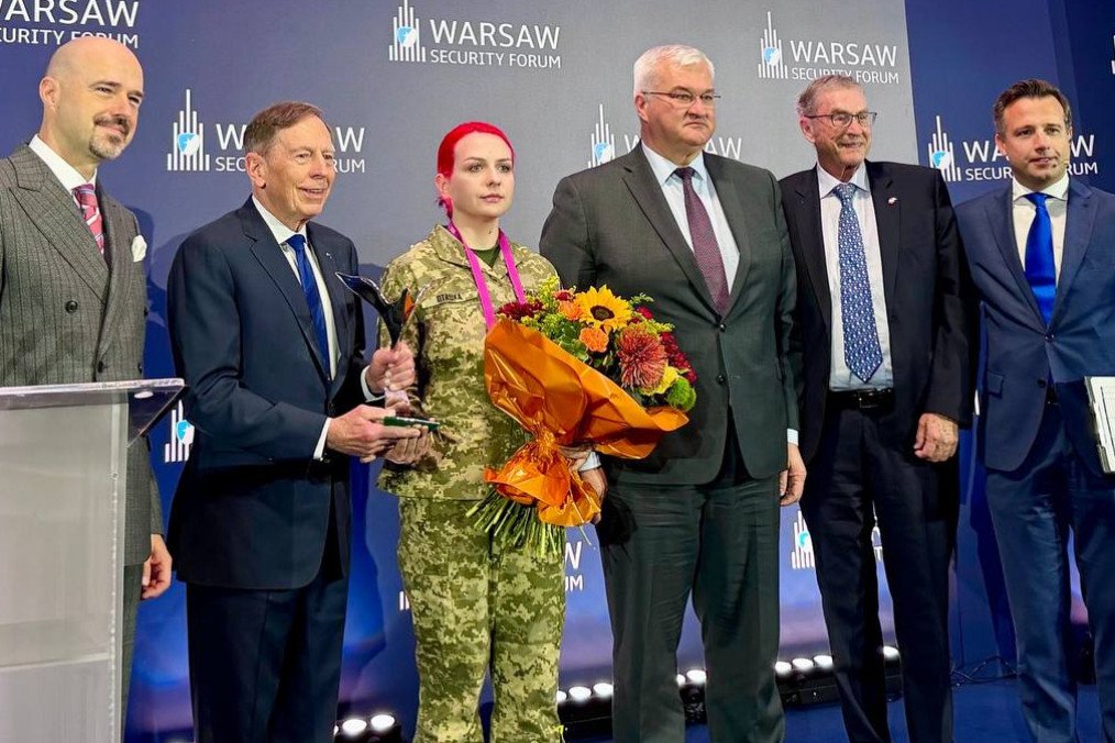 Ukrainian servicewoman Kateryna “Ptashka” Polishchuk receives Lord Ashcroft Award for Courage in Warsaw, Poland. (Source: Ministry of Foreign Affairs)