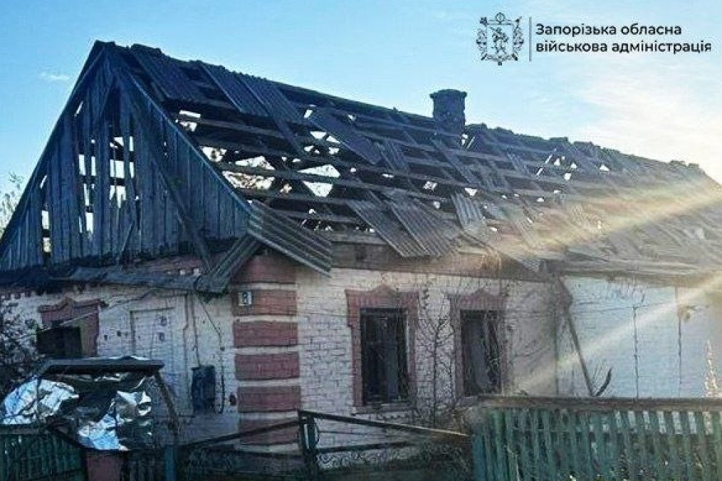 Vista de los daños en viviendas y vehículos civiles en la región de Zaporizhzhia, consecuencia de los 785 ataques rusos registrados con drones y artillería contra 36 asentamientos locales