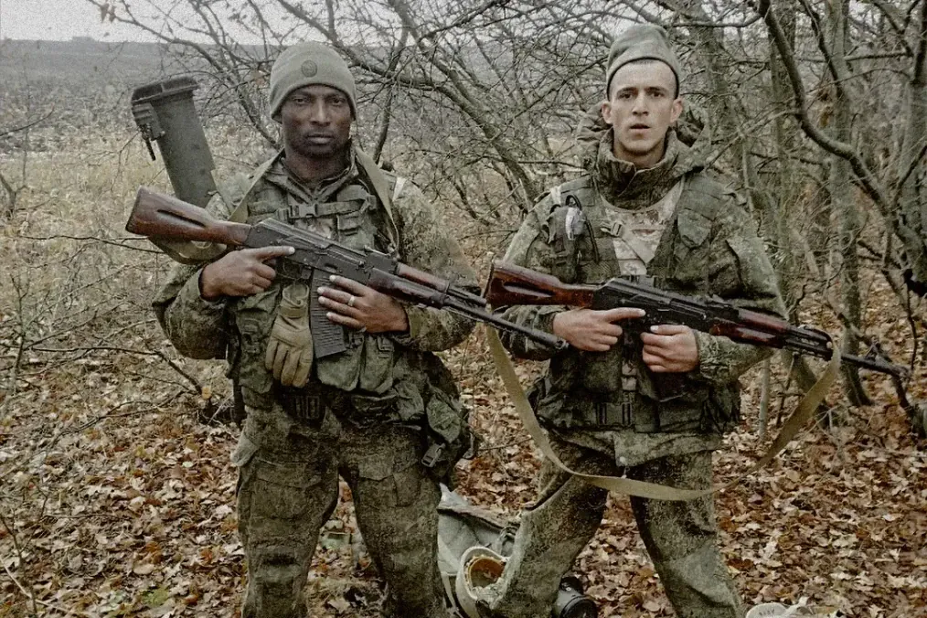 Two foreign mercenaries recruited by Russia pose with assault rifles before being sent to the front. (Photo: HUR)