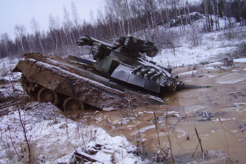 A Russian T-80 tank stuck in mud and ice during winter conditions. Illustrative photo. (Source: T90AK / X) A Russian T-80 tank stuck in mud and ice during winter conditions. Illustrative photo. (Source: T90AK / X)