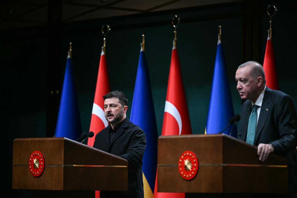 “There Should Be No Reward for War”: Zelenskyy and Erdogan Discuss Peace Efforts and Prisoner Exchanges Turkey's President Recep Tayyip Erdogan and Ukraine's President Volodymyr Zelenskyy hold a joint press conference after their meeting at the Presidential Complex in Ankara on November 19, 2025. (Source: Getty Images)