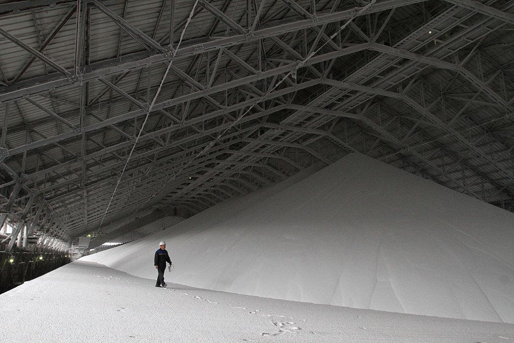An employee walks across stores of granulated carbamide fertilizer at OAO EuroChem, Russia’s largest producer of nitrogen fertilizers, in Novomoskovsk, Tula region, Russia. (Source: Getty Images)