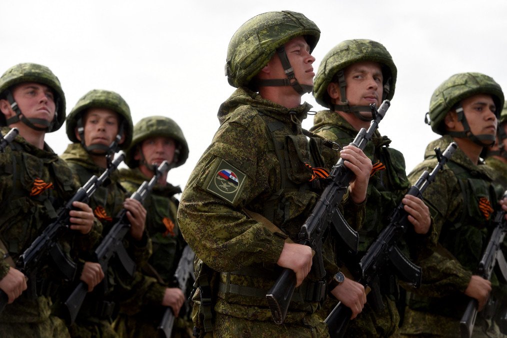 Russian soldiers march during a rehearsal of the Victory Day Parade at the Russian Hmeimim military base in Latakia province, in the northwest of Syria on May 4, 2016. Illustrative photo. (Source: Getty Images)