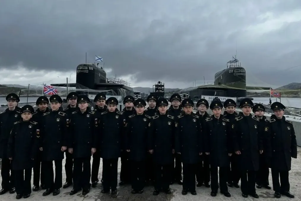 Students from Murmansk visited the submarine base in Gadzhievo, where what appears to be anti-drone nets can be seen covering the vessels. (Photo: Russian media)