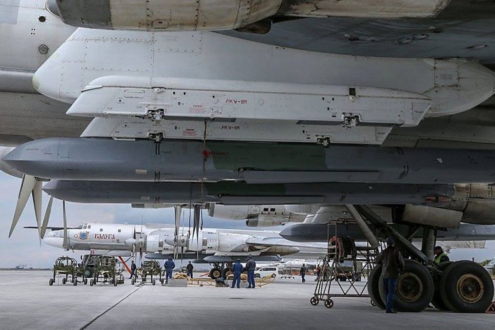 Kh-101 air-launched cruise missiles mounted under a Russian Tu-95MS strategic bomber during preparations for a combat mission. (Photo: Open source) Kh-101 air-launched cruise missiles mounted under a Russian Tu-95MS strategic bomber during preparations for a combat mission. (Photo: Open source)