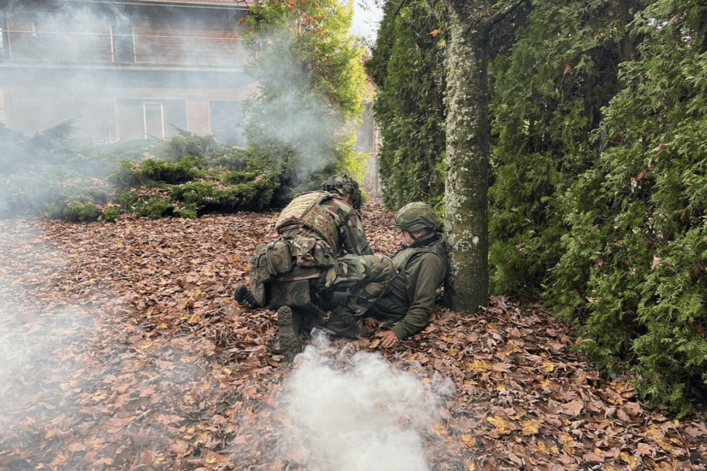 Ukrainian and Lithuanian medics during a tactical first aid simulation organized by the “Blue/Yellow” initiative in Lithuania. (Source: LRT)
