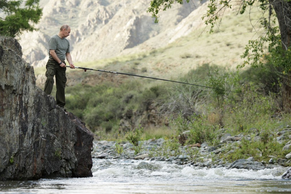 Russian leader Vladimir Putin fishes during his vacation outside the town of Kyzyl in Southern Siberia on August 3, 2009. Russian leader Vladimir Putin fishes during his vacation outside the town of Kyzyl in Southern Siberia on August 3, 2009.