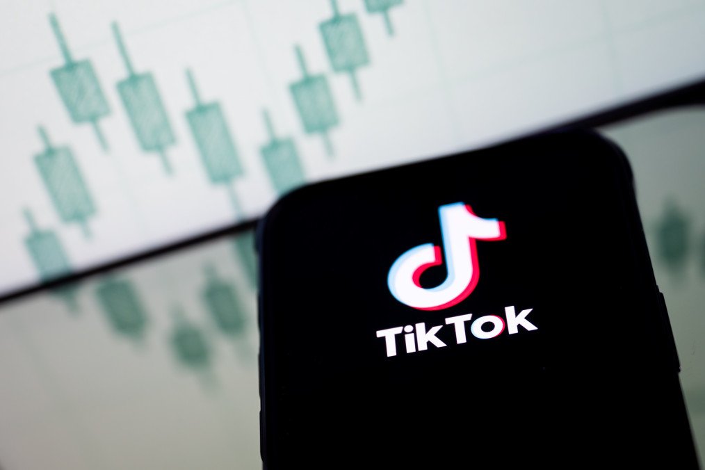 Logotipo de TikTok en la pantalla de un teléfono inteligente, que ilustra el papel de la plataforma en las campañas de reclutamiento en línea. (Fuente: Getty Images)