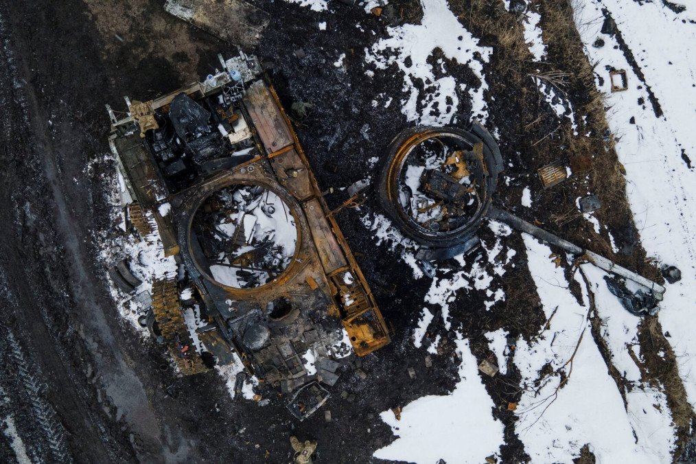 Tanque ruso destruido en Sumy durante combates de la guerra Rusia-Ucrania