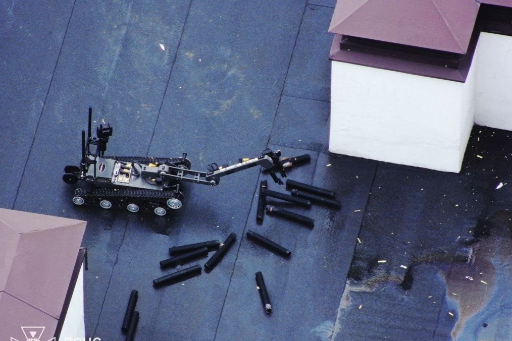 Robot de desminado ucraniano trabajando en el tejado de una vivienda en Vyshhorod, región de Kyiv, el 30 de noviembre de 2025. (Fuente: SES)