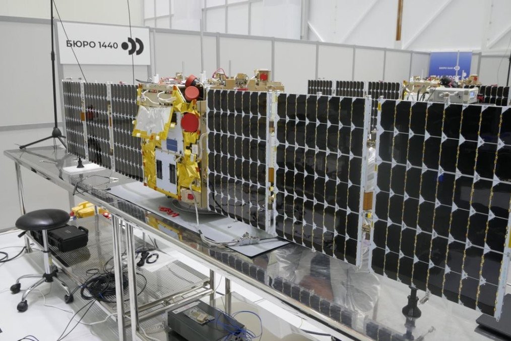Assembling of the Russian analogue of Startlink, the “Rassvet” project satellite in Russia. (Photo: open source)