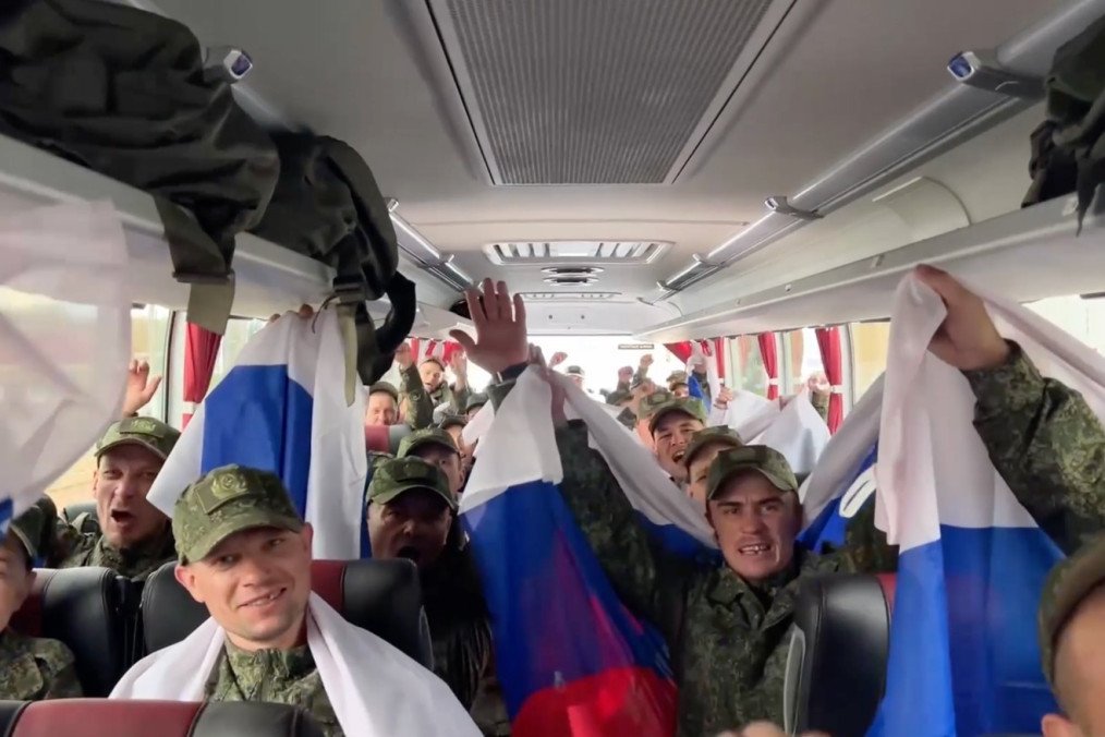 Soldados rusos envueltos en banderas nacionales después de un intercambio de prisioneros de 146 por 146 con Ucrania en Bielorrusia, el 24 de agosto de 2025. (Fuente: Ministerio de Defensa ruso)