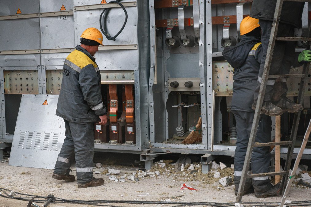 Employees of DTEK Odesa Electric Networks carry out emergency repair work at a substation damaged by Russian shelling. (Source: Getty Images) Employees of DTEK Odesa Electric Networks carry out emergency repair work at a substation damaged by Russian shelling. (Source: Getty Images)