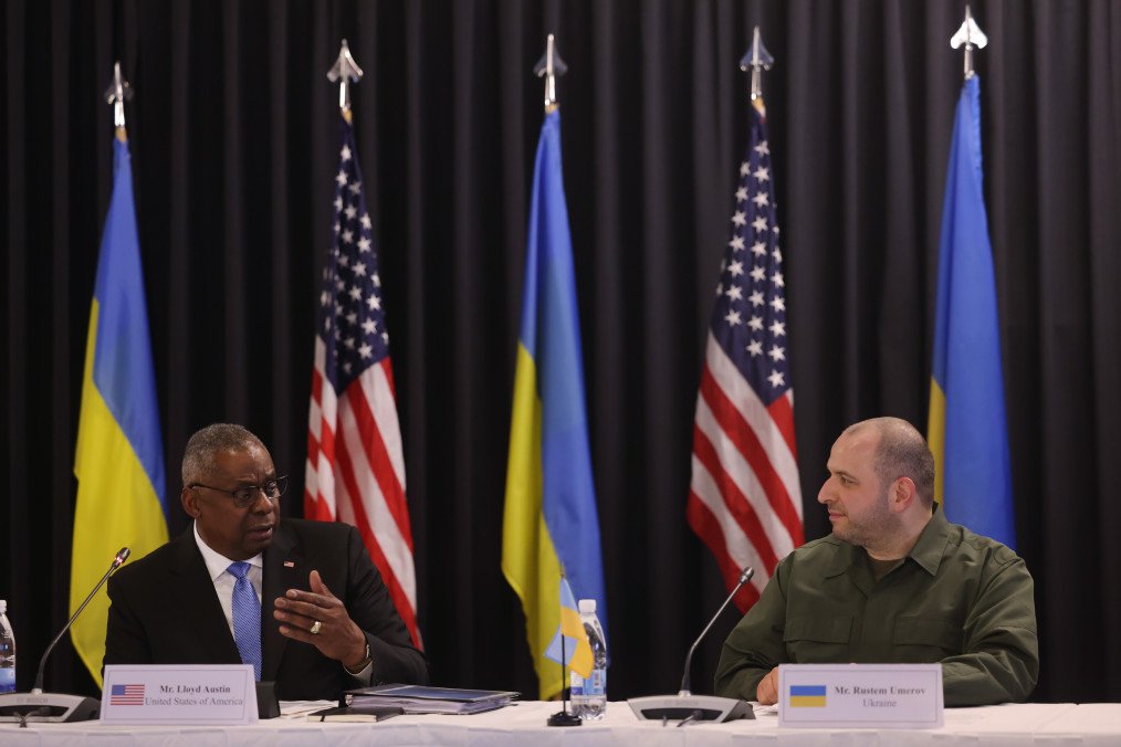 Pentagon Chief and Ukrainian Defense Minister Discuss Current Ukrainian Operations