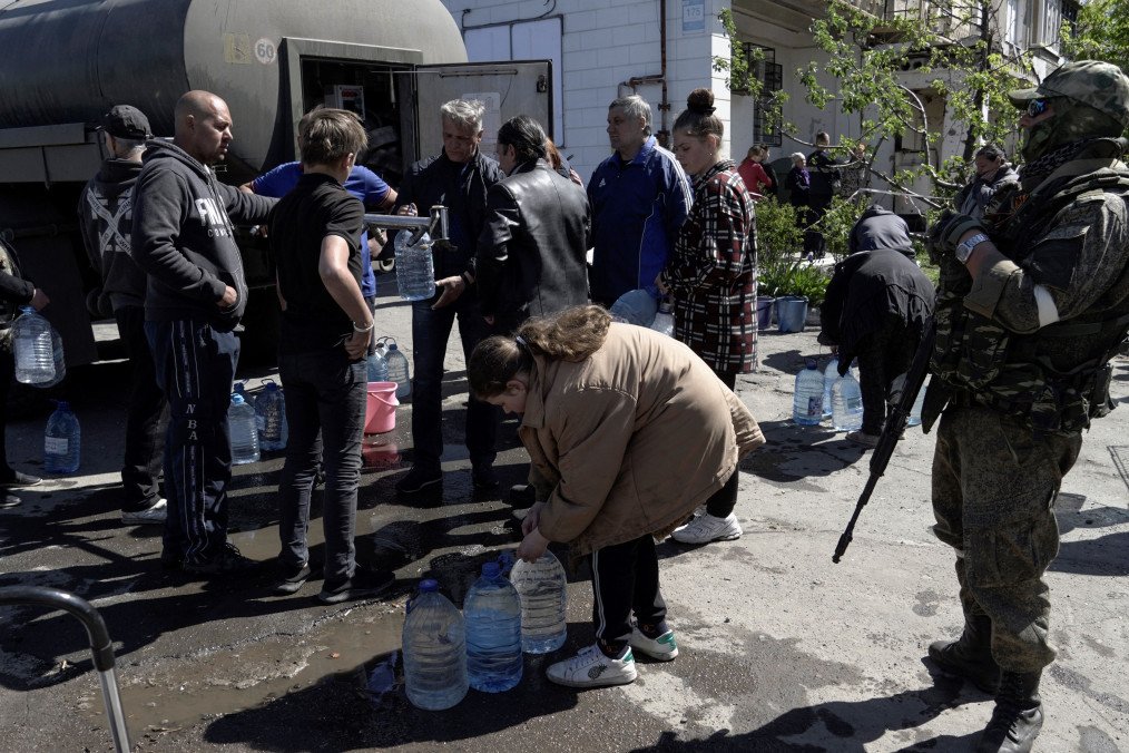 Residents queue to get water in the city of Mariupol on May 10, 2022, amid the ongoing Russian military action in Ukraine. (Source: Getty Images)