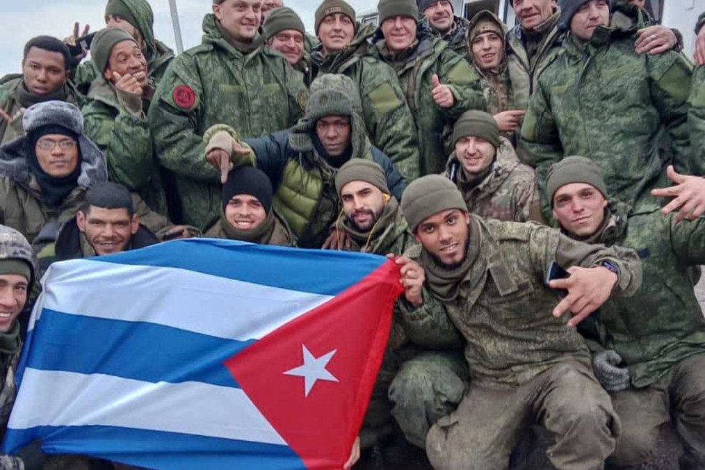 Cuban mercenaries in the Russian army pose with a flag, 2024. (Photo: open source) Cuban mercenaries in the Russian army pose with a flag, 2024. (Photo: open source)