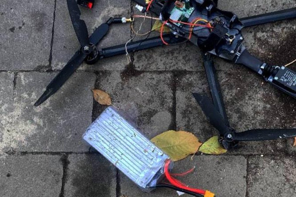 Restos de un dron FPV ruso modificado para control por red móvil, con componentes electrónicos y de batería expuestos, encontrados en Ucrania, octubre de 2025. (Fuente: Serhii Flash)