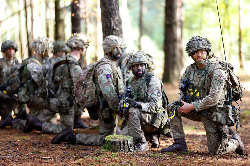 UK Halts Large Military Exercises as Funding Shortfalls Hit British Armed Forces Soldiers of 1st Battalion London Guards take part in a training exercise on Hankley Common in Farnham, England. (Source: Getty Images)