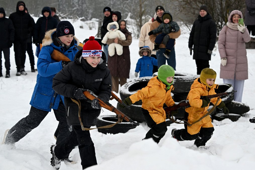 Russian Grants Fund “Survival Skills” Classes for Schoolchildren Near Ukraine Border Children play with weapons that have been disengaged for safety in Saint Petersburg on January 18, 2026. (Source: Getty Images)