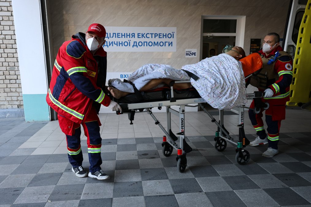 Emergency medical aid team transports a patient with severe pneumonia from one hospital to another on November 19, 2024 in Kherson, Ukraine. Illustrative photo. (Source: Getty Images) Emergency medical aid team transports a patient with severe pneumonia from one hospital to another on November 19, 2024 in Kherson, Ukraine. Illustrative photo. (Source: Getty Images)