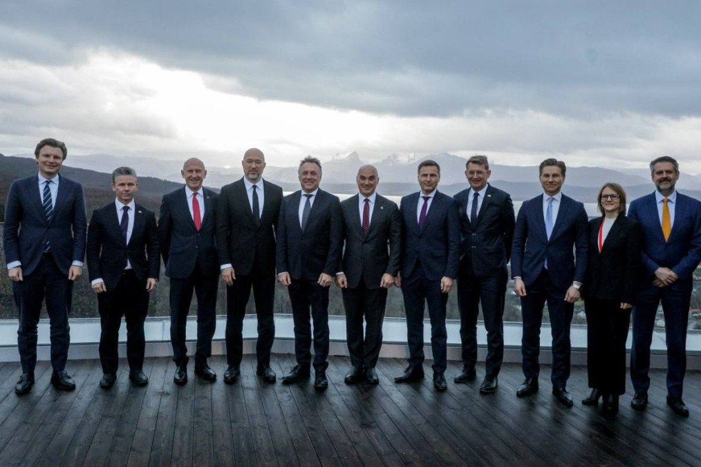 Los ministros de Defensa de los 10 países de la OTAN que integran la Fuerza Expedicionaria Conjunta (JEF) posaron con su nuevo socio, Ucrania, en la ciudad noruega de Bodø. (Fuente: Denys Shmyhal)
