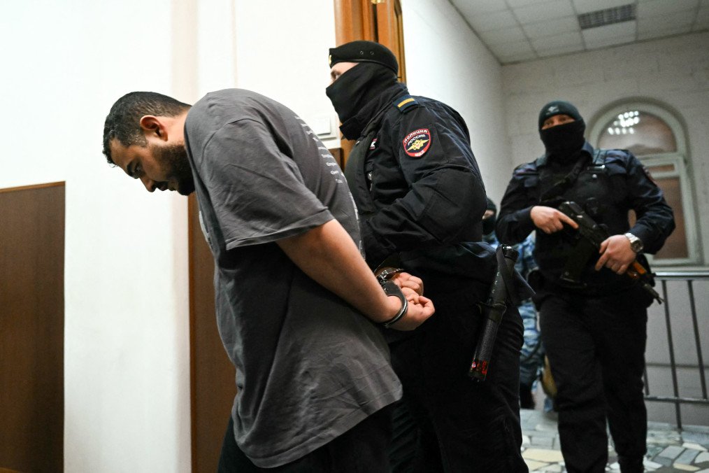 Akhmadzhon Kurbonov, an Uzbek citizen suspected in the killing of the head of the Russian army’s chemical weapons division, is escorted inside the Basmanny District Court in Moscow. Illustrative image. (Photo: Natalia Kolesnikova/AFP via Getty Images)