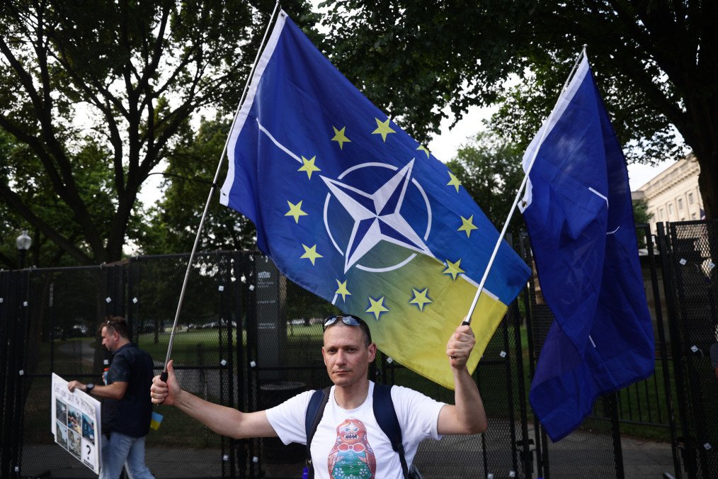 Russia to Demand Ukraine's NATO Renunciation and Military Neutrality in Potential Peace Talks, Bloomberg Reports