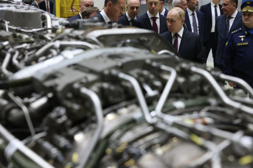 Russian leader Vladimir Putin looks at an aircraft engine while visiting the ODK -Kuznetsov, a military industry company, on September 5 2025, in Samara, Russia. Illustrative photo. (Source: Getty Images)
