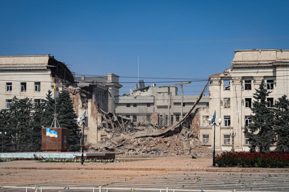 Russian Drones and Shelling Hit Kherson, One Civilian Dead, 12 Wounded
