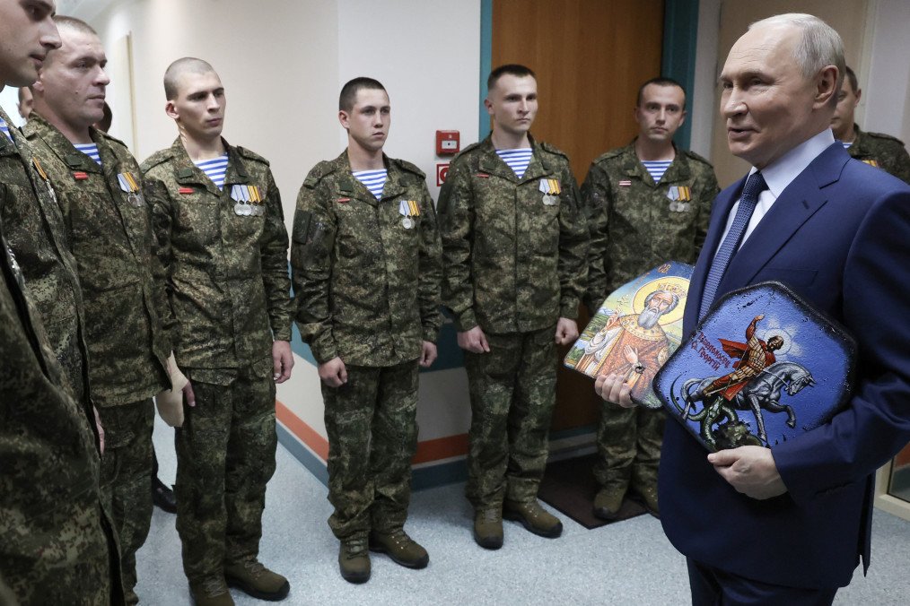 El líder ruso Vladimir Putin visita a soldados heridos en un hospital militar de Moscú en medio de los combates que se desarrollan en Ucrania, el 29 de octubre de 2025. (Fuente: Getty Images) El líder ruso Vladimir Putin visita a soldados heridos en un hospital militar de Moscú en medio de los combates que se desarrollan en Ucrania, el 29 de octubre de 2025. (Fuente: Getty Images)
