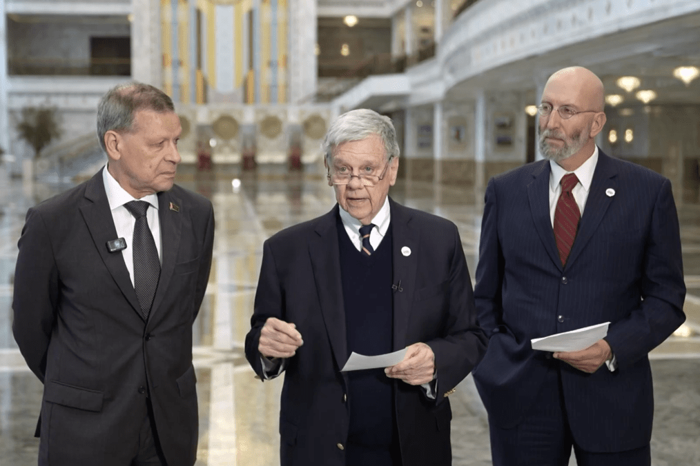 US Special Envoy John Coale (center) speaks to reporters in Minsk after negotiating an interim agreement with Belarus. (Source: Belarusian state media)