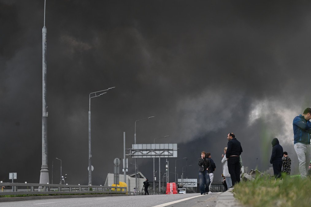 Black smoke billows from the area of Gazprom Neftâs Moscow oil refinery, located on the southeastern outskirts of Moscow, on June 18, 2026. Illustrative photo. (Source: Getty Images)