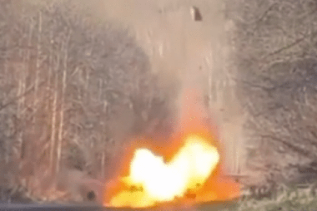 The moment of explosion, which killed a Russian officer in his car, on October 25, Kemerovo region, Russia. (Source: HUR)