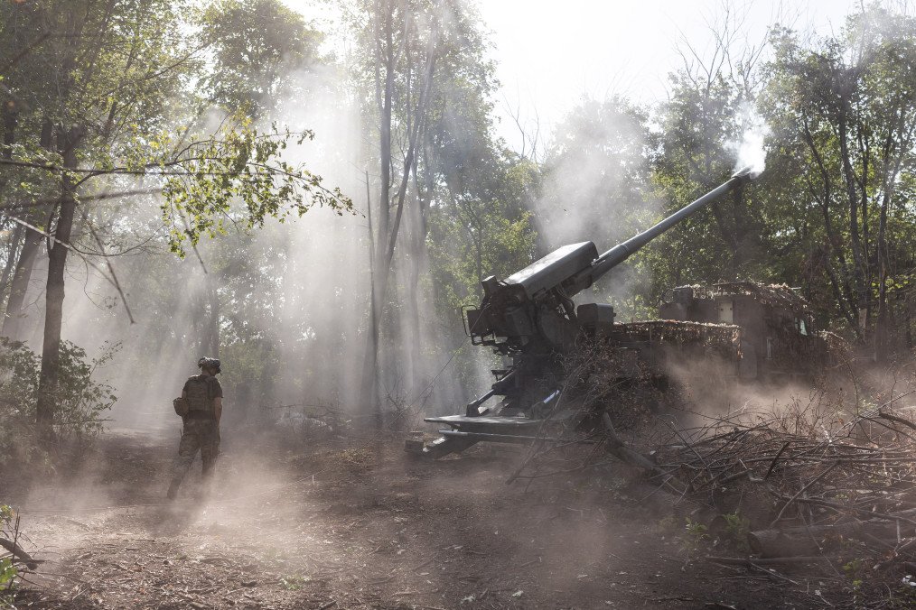 Ukrainian soldiers prepare Ukrainian 2S22 Bohdana artillery to attack Russian positions in the direction of Toretsk, Donetsk region, Ukraine, on 31 August 2025. (Source: Getty Images)