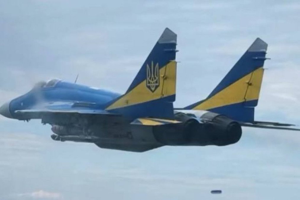 A Ukrainian Air Force MiG-29 fighter jet equipped with a domestic guided aerial bomb, an analog to the UMPK, developed by the "Medoyid" design bureau. (Source: Defense Express)