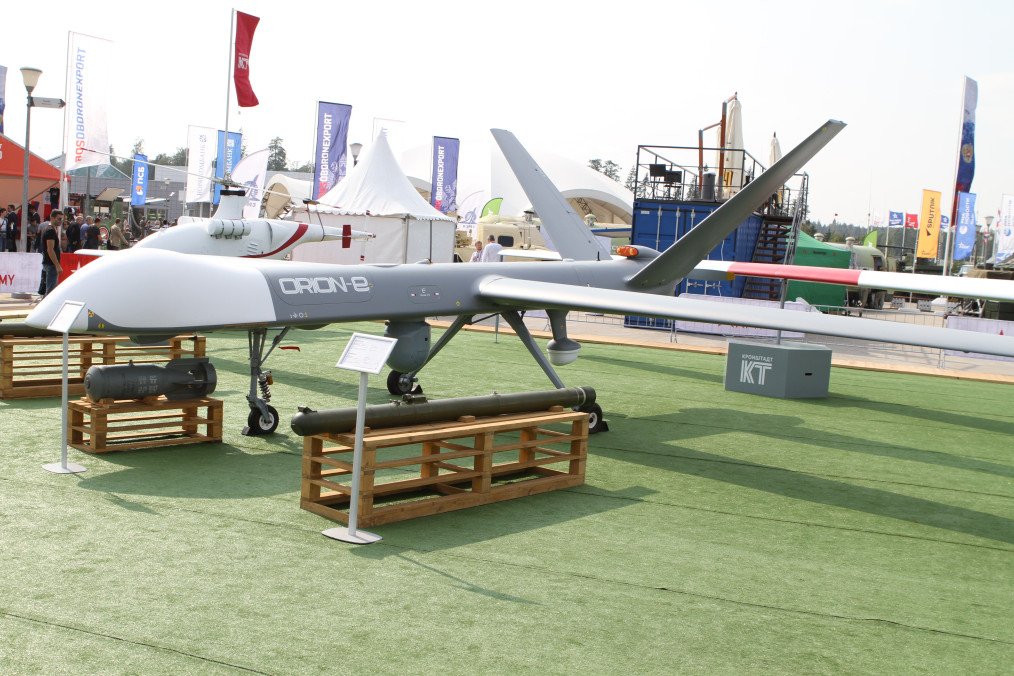 A Russian Orion-E reconnaissance and strike drone on display with its armament at an international defense exhibition. (Photo: Wikimedia Commons)