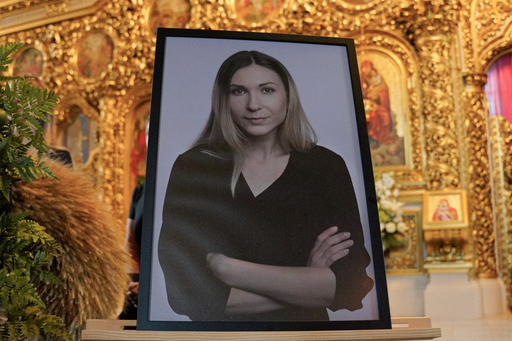 Bugged Apartment and Systematic Violence in Russian Captivity—New Findings in the Case of Viktoriia Roshchyna A portrait stands during funeral ceremony for journalist Viktoriia Roshchyna at St. Michael’s Golden-Domed Cathedral on August 8, 2025 in Kyiv, Ukraine. (Source: Getty Images)