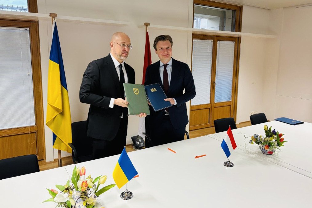 Netherlands Commits $272 Million to Speed US Weapons Deliveries to Ukraine Ukraine’s Defense Minister Denys Shmyhal and Dutch Defense Minister Ruben Brekelmans after signing a new agreement on joint drone production under the “Build With Ukraine” program. (Source: Ruben Brekelmans/X)