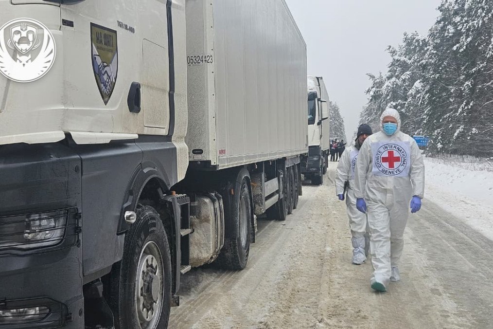Representatives of the International Committee of the Red Cross walk alongside trucks transporting repatriated bodies to designated forensic institutions for identification. (Photo: Coordination Headquarters for the Treatment of Prisoners of War)