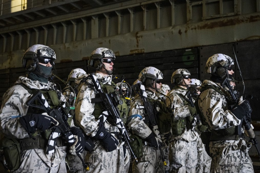 Finnis Marines prepare to board on a Swedish CB90-class fast assault craft ahead of an amphibious assault demonstration during the Nordic Response 24 military exercise on March 10, 2024. Illustrative photo. (Source: Getty Images)