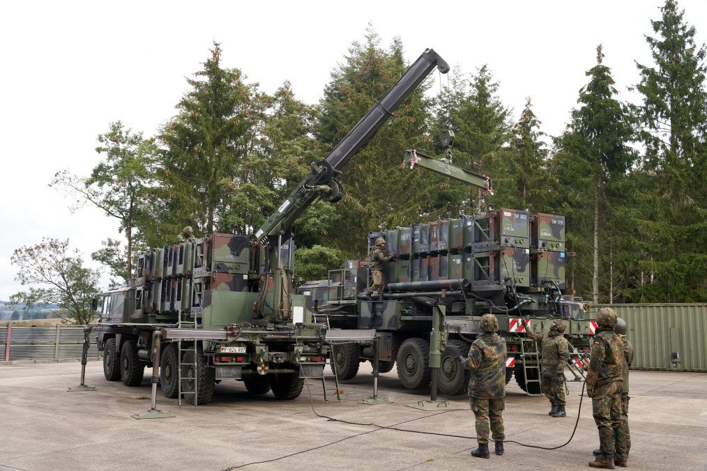 Soldiers load the launcher of a Patriot air defense system during the air defense exercise “Resilient Guard 2020.” Illustrative photo. (Source: Getty Images)