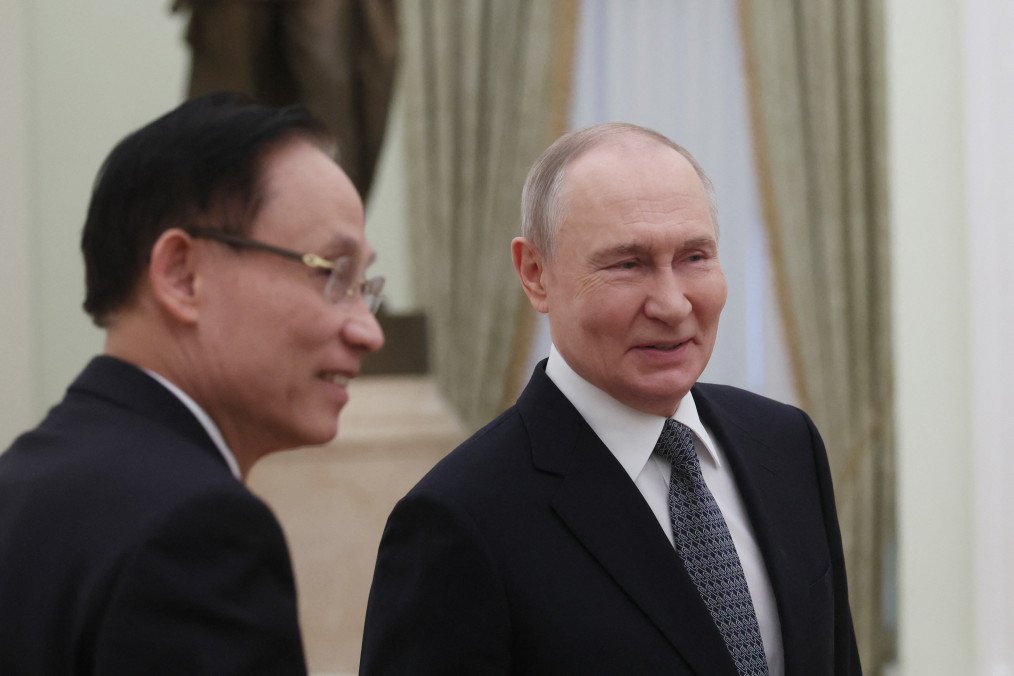 Russia's leader Vladimir Putin welcomes Vietnam's Foreign Minister Le Hoai Trung prior to their meeting in Moscow. (Source: Getty Images)