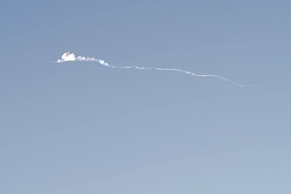 A long vapor trail left by the reported aerial target over Moscow Oblast following the alleged interception. (Source: Russian Telegram channels)