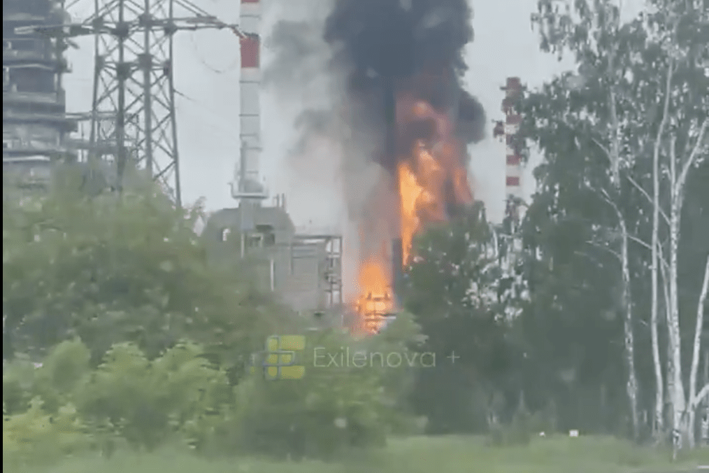 Flames and thick black smoke rise from the Antipinsky Oil Refinery in Russia’s Tyumen region during a major fire reported on June 6, 2026. (Source: Exilenova+)