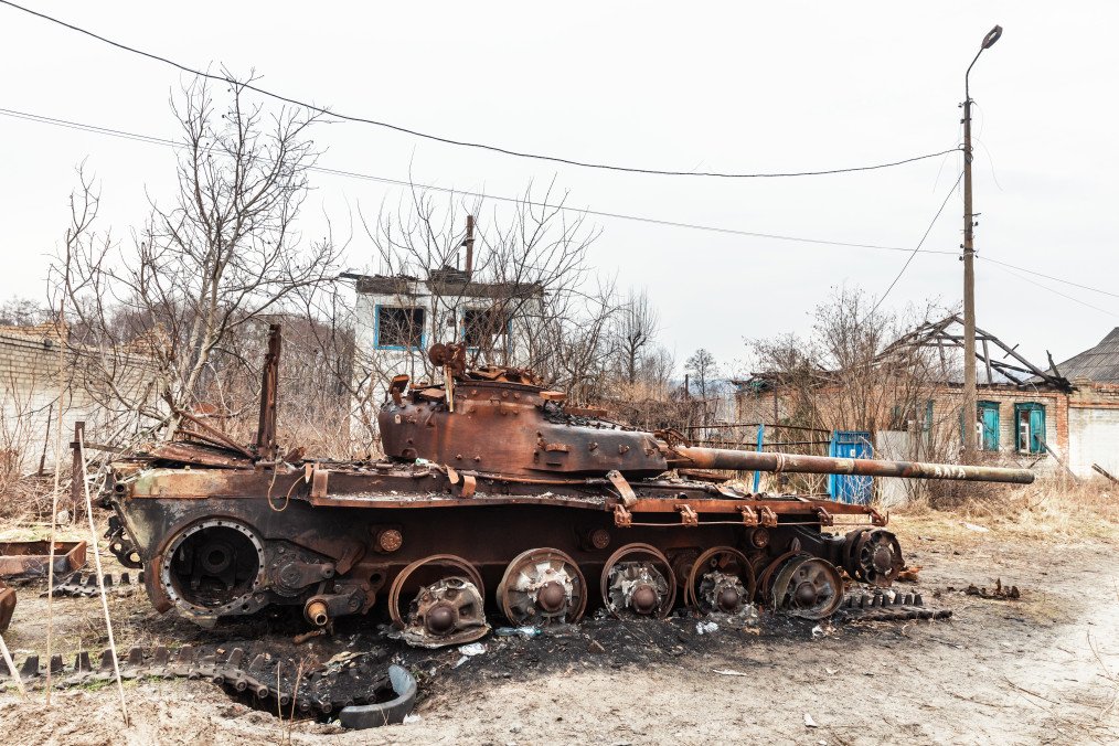A burnt-out Russian tank stands on a street in Sviatohirsk, a town heavily damaged by fighting and shelling following Russia’s occupation and Ukraine’s liberation of the area. (Photo: Getty Images)