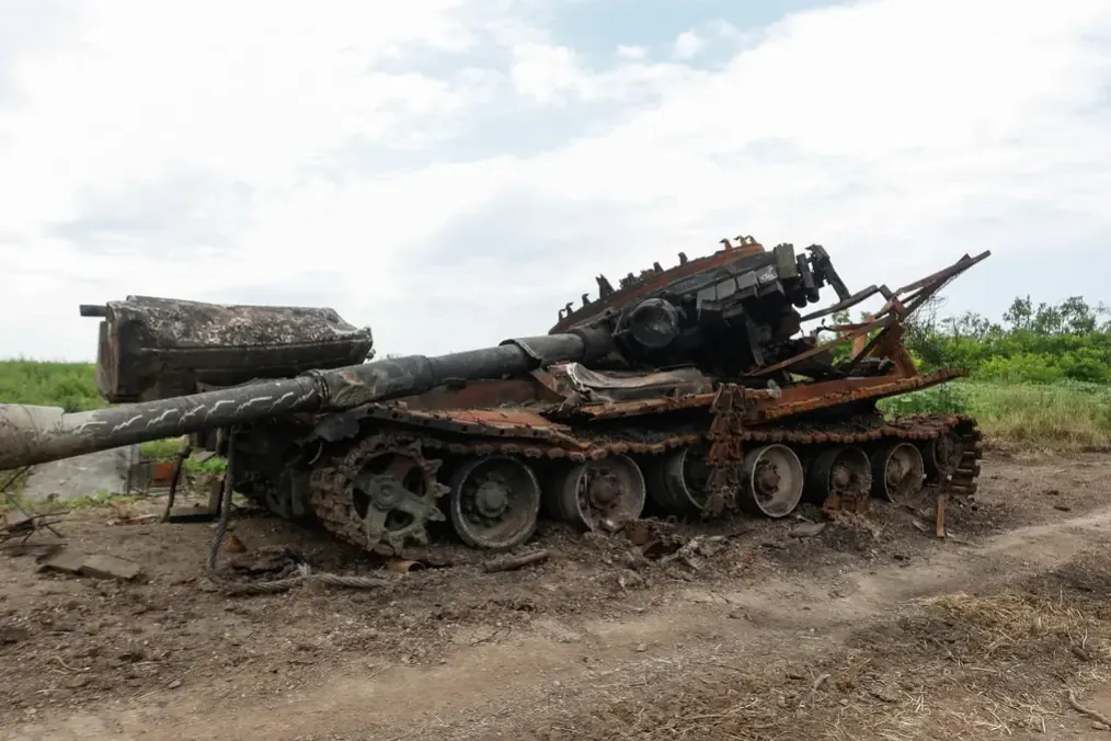 Un tanque ruso destruido en la aldea de Novodarivka, en la región de Zaporizhzhia, durante la guerra rusa a gran escala contra Ucrania. (Foto: Reuters)