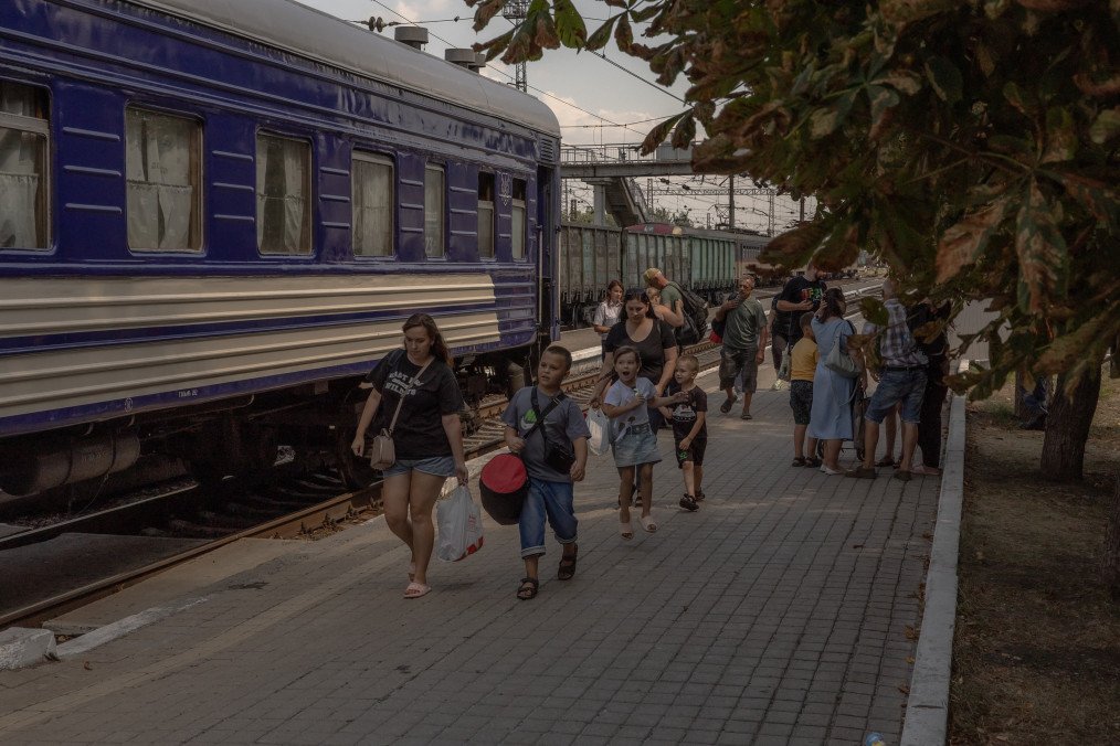 Ukrainian Authorities Launch Evacuation of Children and Parents from Donetsk Region