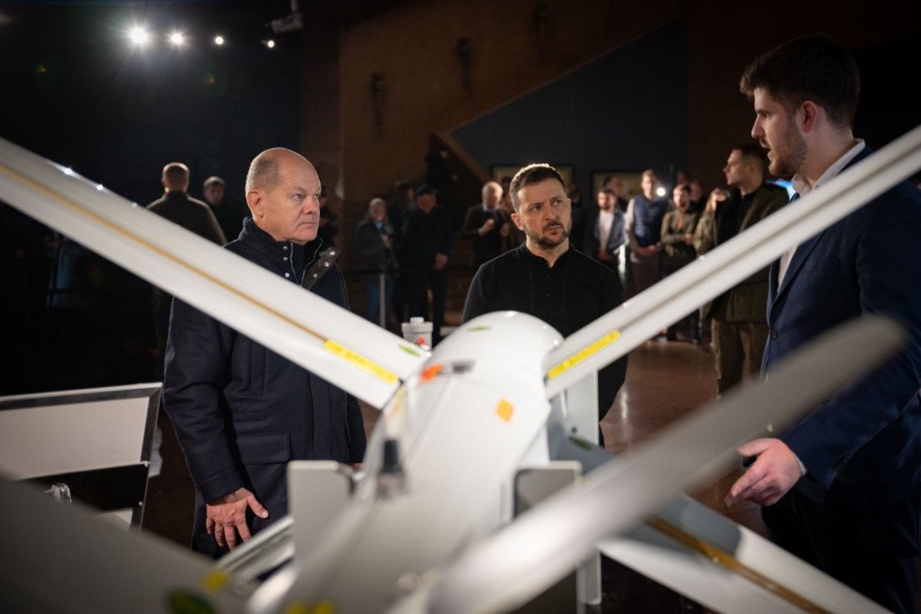 Zelenskyy and Scholz Inspect Cutting-Edge AI-Powered Combat Drones in Kyiv